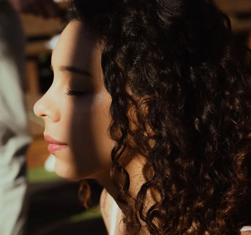 Raphaella Schreiner de perfil, com os olhos fechados, em um momento de silêncio.